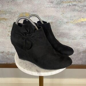 CL By Laundry Boots Womens Size 8.5 Black Faux Suede Wedge Ankle Bow Booties